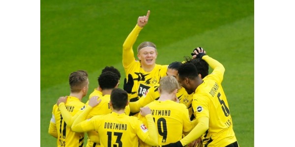 Borussia Dortmund stara się awansować do pierwszej czwórki Bundesligi w ostatnich czterech rundach